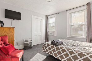 1 bedroom, desk, WiFi