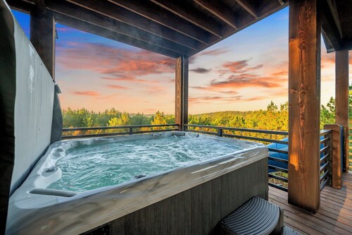 Panorama Peak | 8BR Luxury Lodge w/ Pickleball, Game Room & Stunning Mountain Views