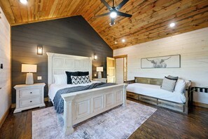 8 chambres, fer et planche à repasser, lit de bébé portatif