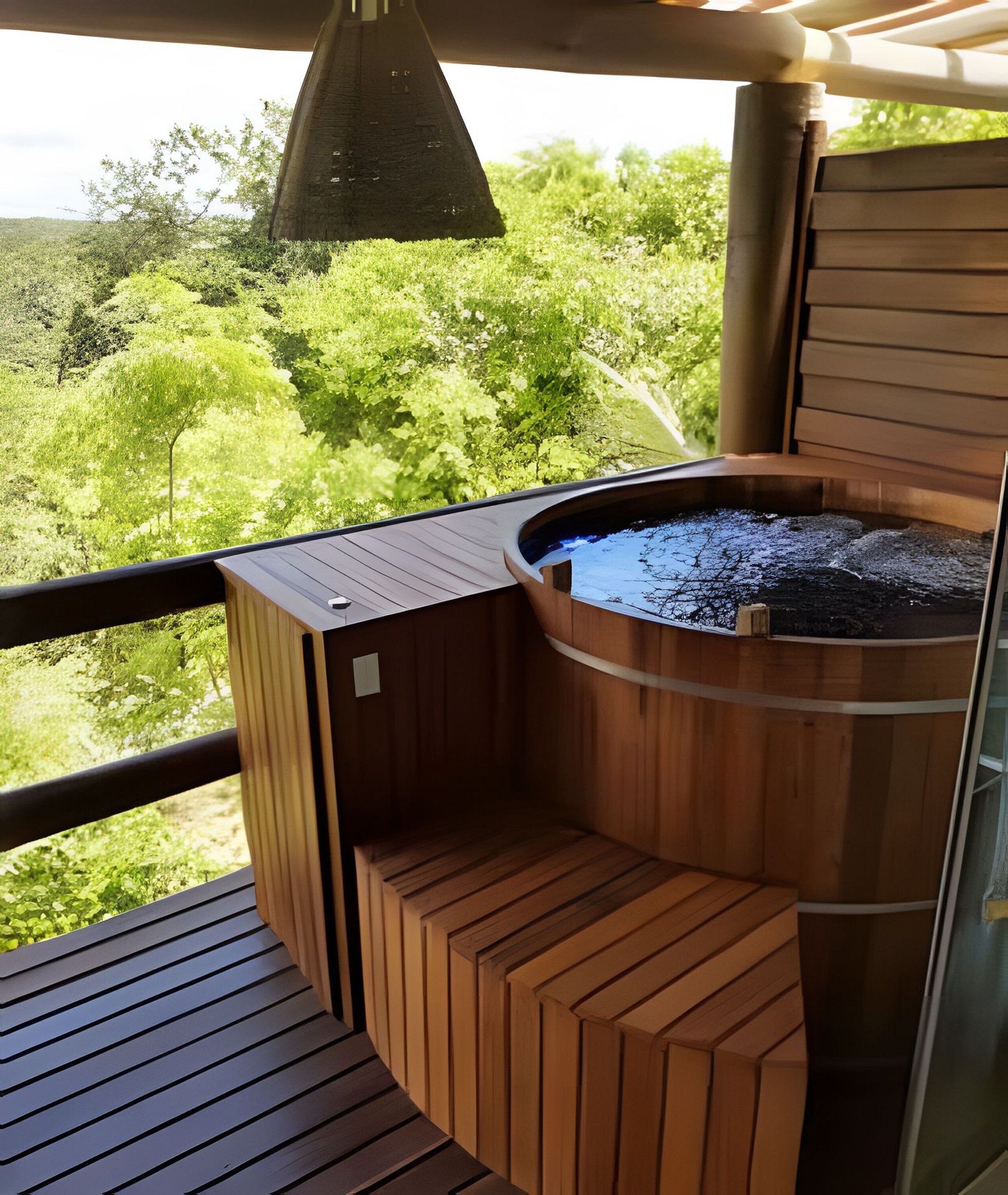Deluxe Bungalow | Outdoor spa tub