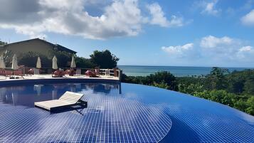 Deluxe Bungalow | Pool