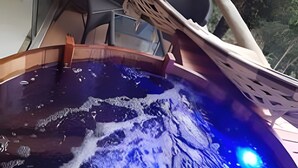 A hot tub with a wooden edge and a glass partition. - Villas do Pratagy (Maceió)