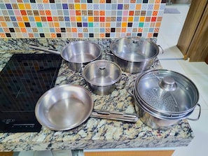 Deluxe Bungalow | Private kitchen | Microwave, stovetop, cookware/dishes/utensils