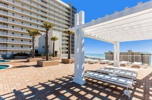 Outdoor dining - Comfortable Resort-Style Condo Near Beach & Attractions (Panama City Beach)