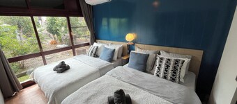 Ise Blue Villa main building and detached house｜A space filled with playfulness and attention to detail, adjacent to the forest, with outdoor chill space, accommodates 15 people