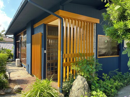 Ise Blue Villa main building and detached house｜A space filled with playfulness and attention to detail, adjacent to the forest, with outdoor chill space, accommodates 15 people