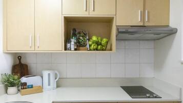 Refrigerador, microondas, horno, placa de cocina