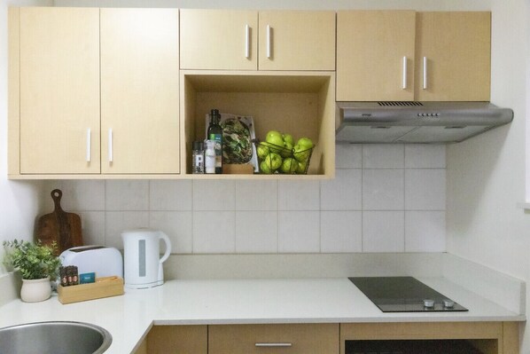 Fridge, microwave, oven, stovetop