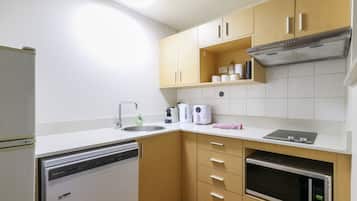 Coffee/tea maker, fridge, microwave, oven