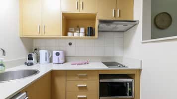 Coffee/tea maker, fridge, microwave, oven