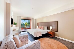 Schreibtisch, Bügeleisen/Bügelbrett, Reisekinderbett, WLAN