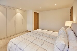 Apartment | 2 bedrooms, desk