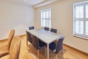 Apartment | 2 bedrooms, desk