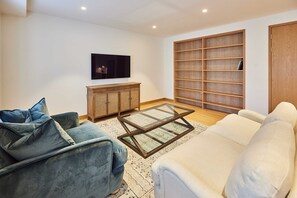 Apartment | 2 bedrooms, desk