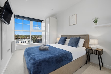 1 bedroom, WiFi, bed sheets. Modern 1 Bedroom Apartment |16 minutes to Central London