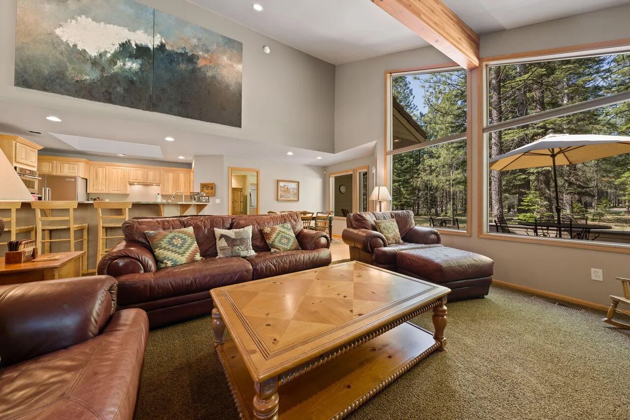 Een televisie en een open haard