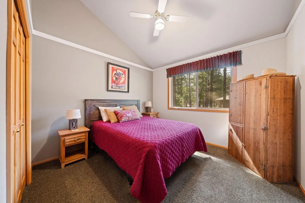 5 bedrooms, iron/ironing board, WiFi, bed sheets