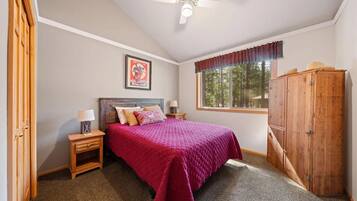 5 bedrooms, iron/ironing board, WiFi, bed sheets