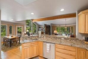 Microondas, horno, placa de cocina y lavavajillas