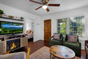 Smart TV, fireplace, video games - STEPS FROM MAIN STREET! 2 BR 1 Bath bungalow + 1 BR 1 Bath Studio-HotTub-Firepit (Blue Ridge)