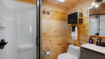 Douche, séchoir à cheveux, serviettes fournies, savon