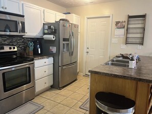 Kjøleskap, mikrobølgeovn, ovn og kokeplater