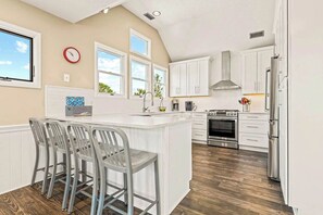 Jääkaappi, mikroaaltouuni, uuni, liesi