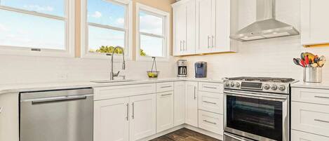 Kylskåp, mikrovågsugn, ugn och spishäll