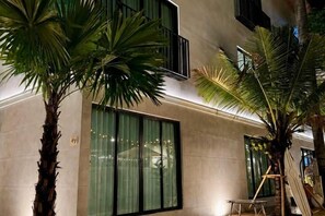 A building with large windows, palm trees, and a staircase. - Hotel Nanon Sathorn (Bangkok)