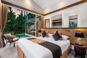 Una habitación de hotel moderna con una cama grande, vistas a una piscina y un cabecero de madera.