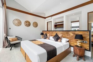 Une chambre d’hôtel moderne avec un grand lit, une tête de lit en bois, une table de chevet et une chaise.