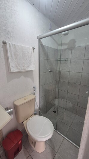 Pyyhkeet, saippua, vessapaperi