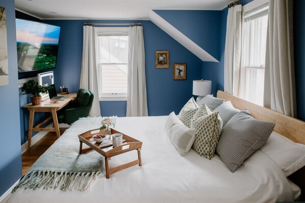 4 bedrooms, iron/ironing board, WiFi, bed sheets