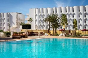 A swimming pool with lounge chairs and umbrellas, surrounded by a building with a modern design. - Excelsior I Casa LEX Ocean&Sunrise Views Steps to Beach&Dunes Terrace Pool (Playa del Ingles)