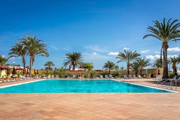 A swimming pool with palm trees and sun loungers. - Excelsior I Casa LEX Ocean&Sunrise Views Steps to Beach&Dunes Terrace Pool (Playa del Ingles)