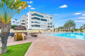 A hotel with a swimming pool, a sign for the toilet, and palm trees. - Excelsior I Casa LEX Ocean&Sunrise Views Steps to Beach&Dunes Terrace Pool (Playa del Ingles)
