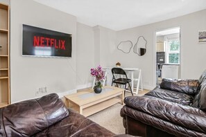 Living area - Exclusive 3 Bedroom Flat in Kingston Town! (Kingston upon Thames)