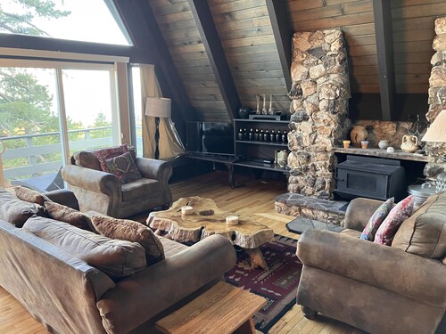 Large mountain home with amazing lakeviews.