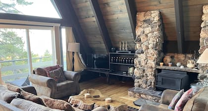 Large mountain home with amazing lakeviews.