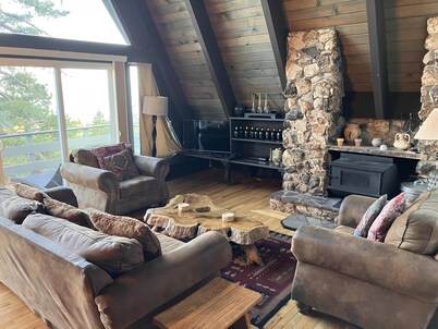 Large mountain home with amazing lakeviews.