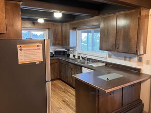 Réfrigérateur, four à micro-ondes, un four, surface de cuisson