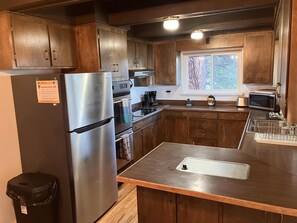 ثلاجة، ميكروويف، فرن، موقد طهي مسطح