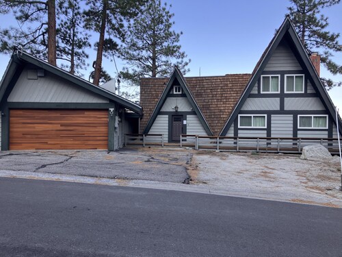 Large mountain home with amazing lakeviews.