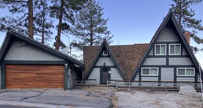 Large mountain home with amazing lakeviews.