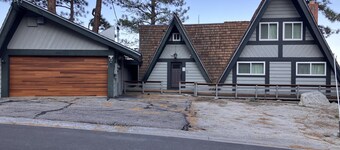 Large mountain home with amazing lakeviews.