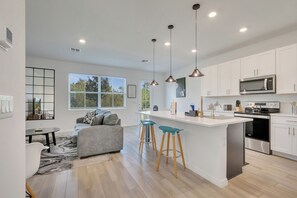 Four à micro-ondes, un four, surface de cuisson, lave-vaisselle