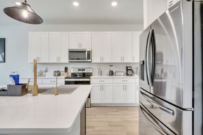 Four Ă micro-ondes, un four, surface de cuisson, lave-vaisselle