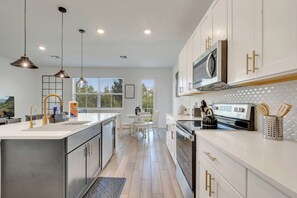 Four à micro-ondes, un four, surface de cuisson, lave-vaisselle