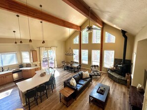 تلفزيون ذكي، مدفأة، ألعاب فيديو، مشغل دي في دي