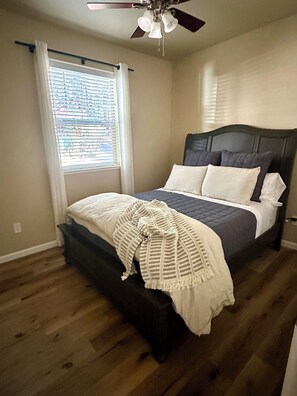 3 makuuhuonetta, työpöytä, silitysrauta/-lauta, vauvan matkasänky